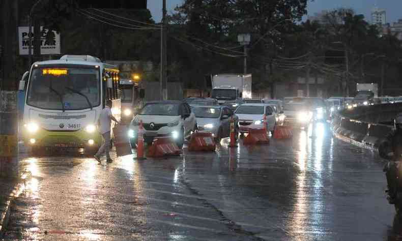 Na capital mineira, agentes de trnsito impediram acesso  Avenida Tereza Cristina, uma das ligaes entre Contagem e BH, devido aos estragos provocados pela chuva(foto: Tlio Santos/EM/D.A Press)