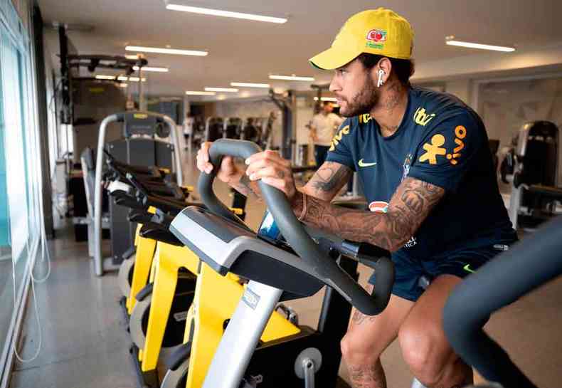 Neymar ficou em tratamento na academia ontem e sua presena no amistoso de quarta-feira, contra o Catar,  incerta(foto: Lucas Figueiredo/CBF)