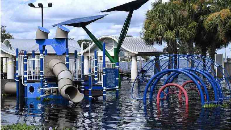 Um parque infantil inundado