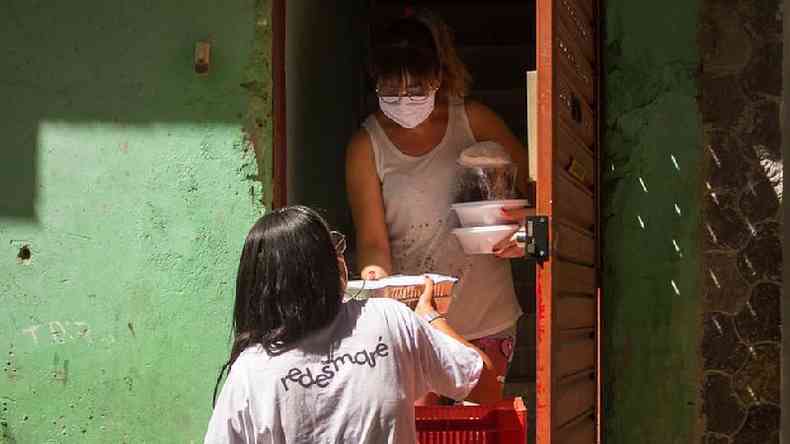 Volutrios do Conexo Sade, a maioria moradores da favela, entregam alimentos diariamente para quem est se isolando em casa(foto: Gabriela Lino)