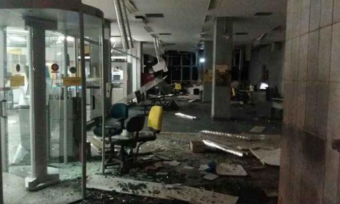 Agência ficou destruída após ação dos criminosos(foto: Reprodução/WhatsApp) Agência ficou destruída após ação dos criminosos(foto: Reprodução/WhatsApp)
