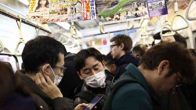 Jos Luis Jimnez aponta que, no Japo, o hbito de no falar no metr pode explicar por que infeces no so to comuns, mesmo com transporte cheio(foto: Getty Images)
