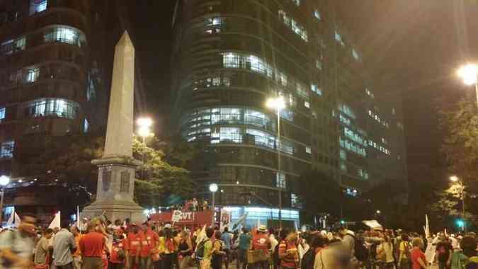 Movimentos ligados as centrais sindicais fazem uma manifestao na tarde desta tera-feira em Belo Horizonte e outros estados. Os manifestantes se concentraram na Praa Afonso Arinos, no Centro, e fizeram uma passeata. O ato deixa o trnsito congestionado na regio. Tlio Santos/EM/D.A.Press