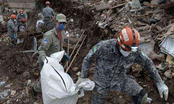 Enxurradas e desabamentos provocaram mais de 900 mortes em janeiro de 2011(foto: AFP PHOTO/MAURICIO LIMA)