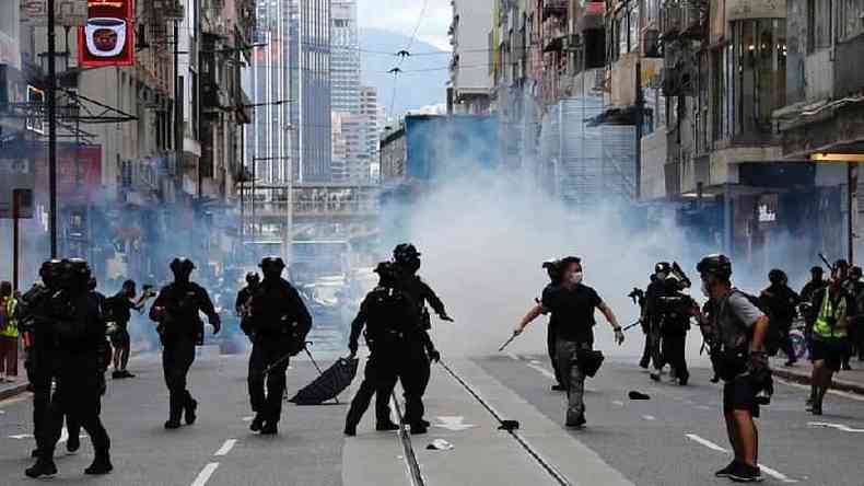 Polcia dispara gs lacrimogneo contra multido para dispersar manifestantes contra a lei de segurana nacional em 1 de julho de 2020(foto: Reuters)