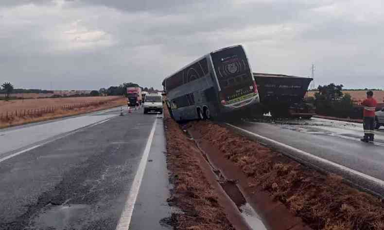 nibus com turistas bateu na traseira da carreta e saiu da pista