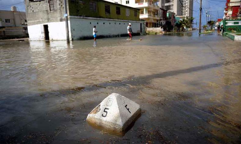 gua do mar invadiu casas e deixou muitas pessoas desabrigadas(foto: YAMIL LAGE / AFP )