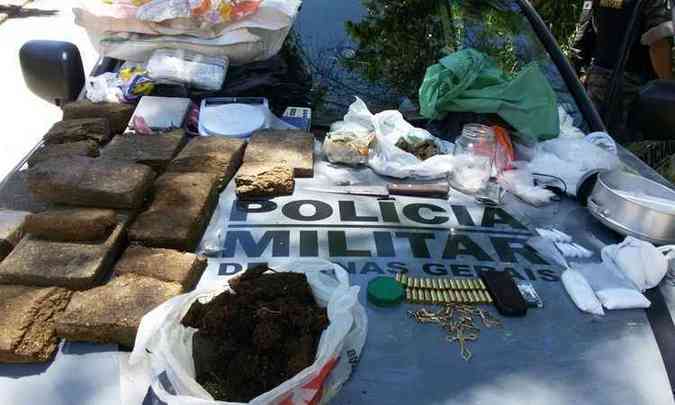Cerca de 20 quilos de maconha foram apreendidos em operao no Bairro Casa Branca(foto: Polcia Militar/Divulgao)