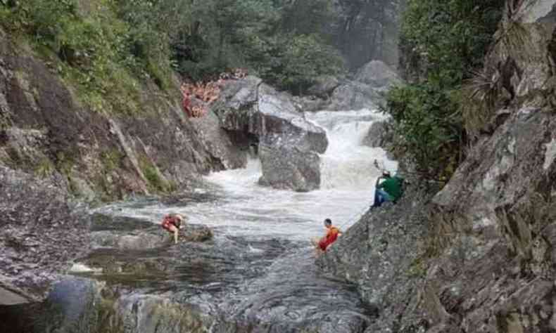 rupo foi pego de surpresa pelo aumento do volume do rio(foto: Divulgao/Corpo de Bombeiros de Gois )