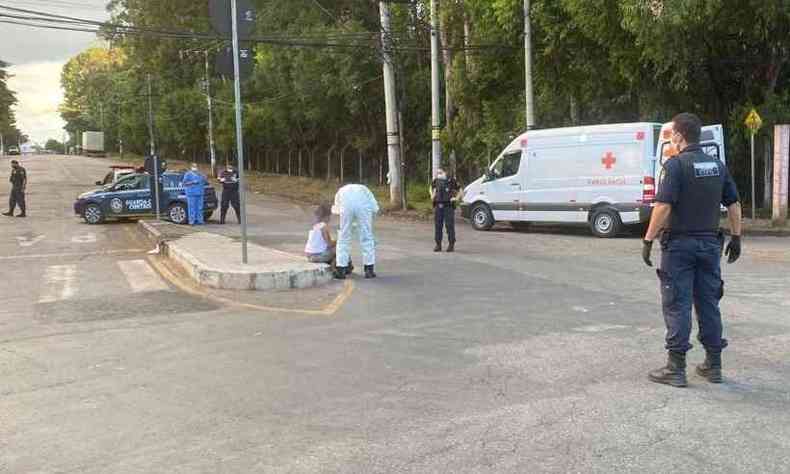 Rua foi isolada durante o atendimento  paciente(foto: Divulgao/Guarda Municipal de Contagem)