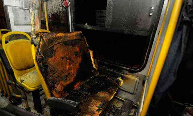 Um coletivo foi incendiado na noite de segunda-feira na Avenida Raja Gabaglia, na Regio Oeste de Belo Horizonte, mas ningum foi preso(foto: MARCOS VIEIRA/EM/D.A PRESS)