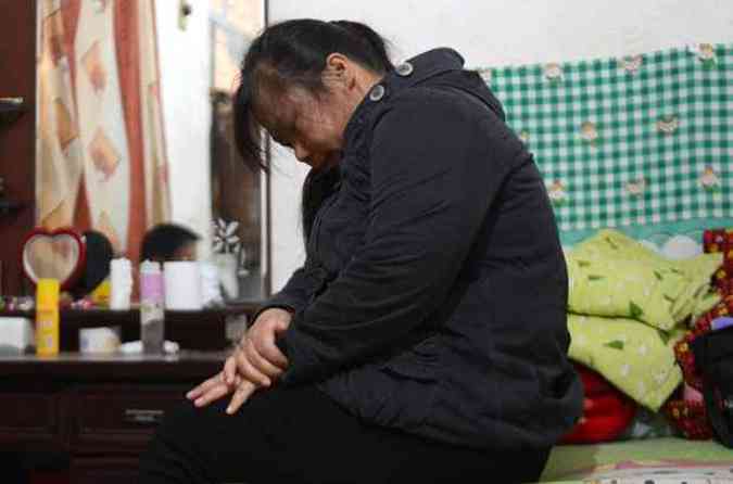 Me de uma das vtimas, que tinha apenas seis anos, emociona-se ao falar sobre o caso em sua residncia em Pingshan, na China (foto: CHINA OUT AFP PHOTO )