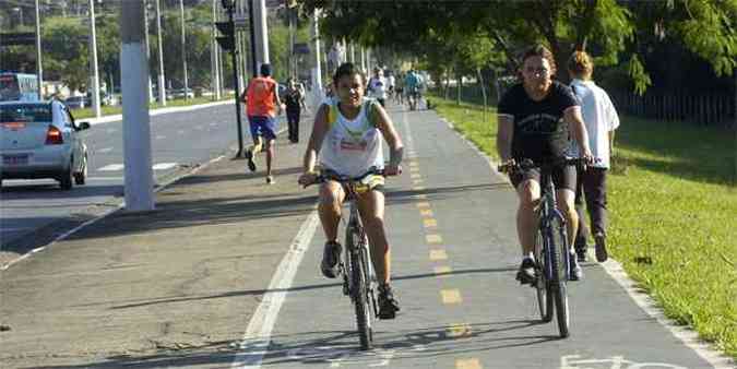 Para ns, ainda no  vivel usar a bicicleta como transporte, mas ganhamos sade - Eliete Santos, que anda de bike com a me na Via 240(foto: Jair Amaral/EM/DA Press)