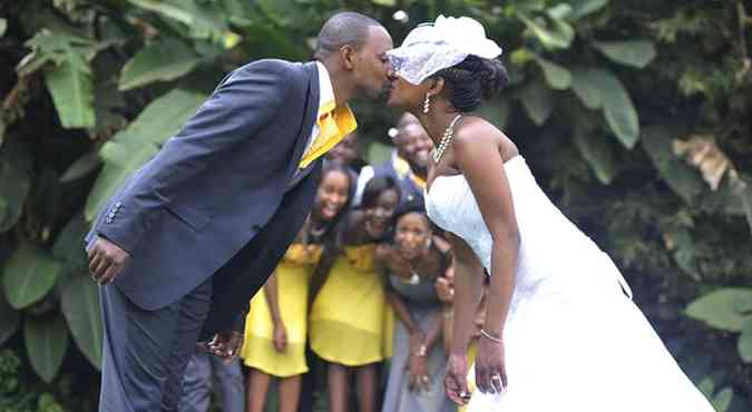 Casal se beija aps casamento na capital Queniana Nairbi. Nmero de esposas agora  ilimitado(foto: SIMON MAINA/AFP)