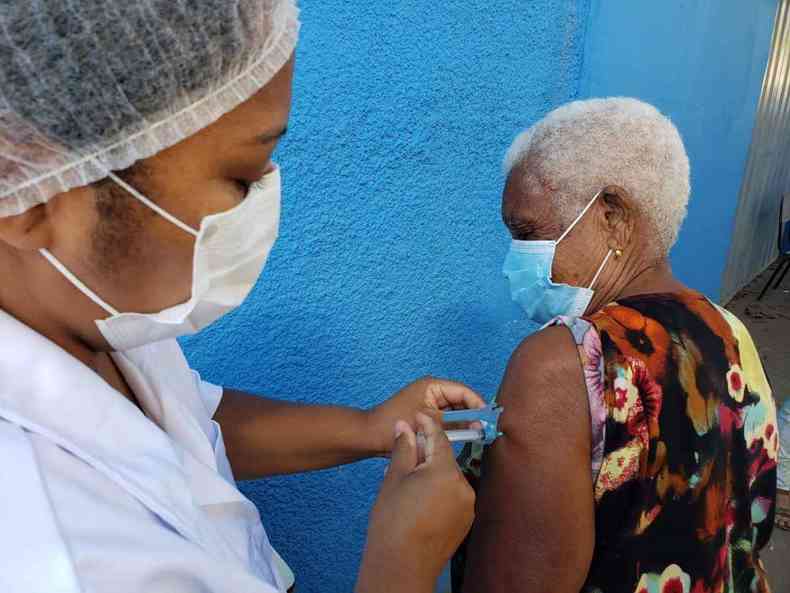 Sabar vacinar idosos de 64 a 67 anos na semana que vem. Cadastro para esta fase j est disponvel no site da prefeitura(foto: Prefeitura Sabar/Divulgao)