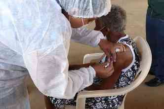 Com 95 anos, Palmira Venncio  a primeira a ser imunizada em Lagoa Santa(foto: divulgao/ Lar So Vicente)