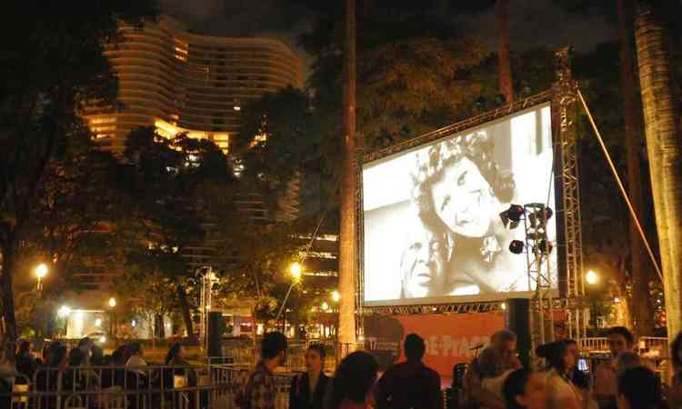 Documentrio Andana  exibido na Praa da Liberdade, em BH