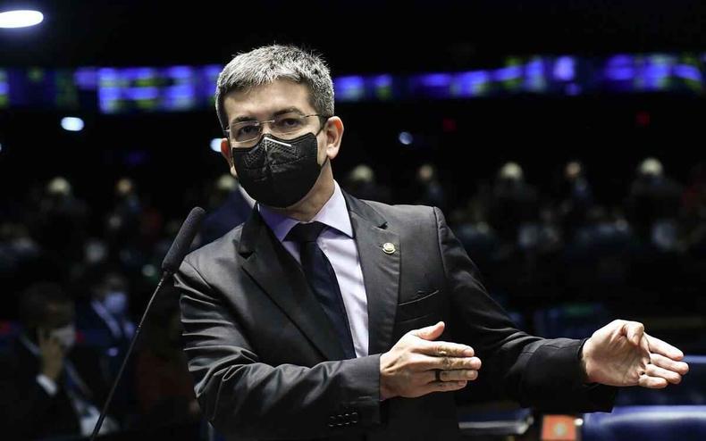 Em pronunciamento,  bancada, senador Randolfe Rodrigues (Rede-AP) 