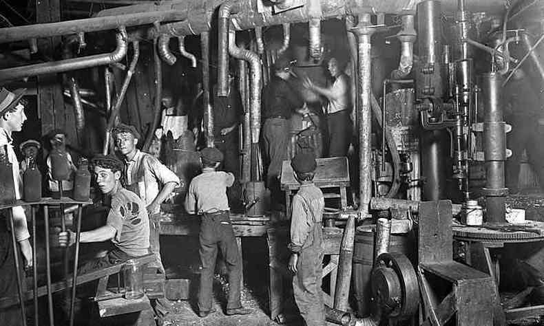 Fbrica tpica da revoluo industrial: ambiente insalubre, trabalho infantil e jornadas de trabalho de at 18 horas por dia.(foto: National Archives - USA)
