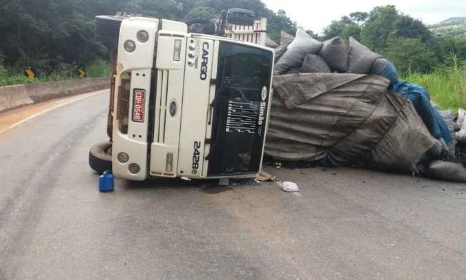 Veículo tombou no km 405 da rodovia(foto: Reprodução / WhatsApp) Veículo tombou no km 405 da rodovia(foto: Reprodução / WhatsApp)