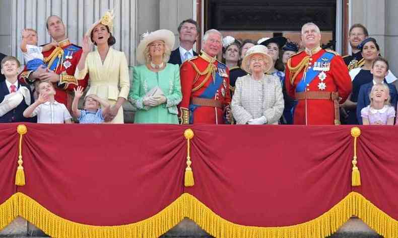 A famlia reunida no balco do Palcio de Buckingham  s uma imagem do passado(foto: Daniel LEAL-OLIVAS / AFP)