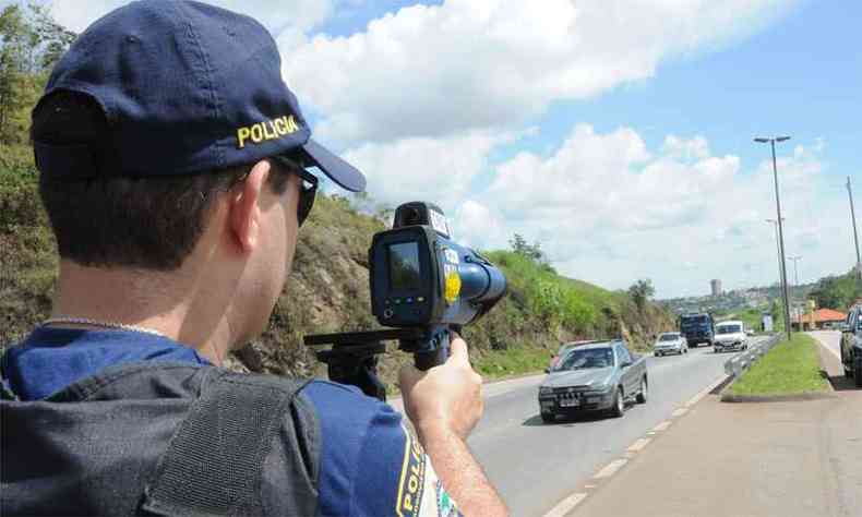 Radar mvel em uso pela PRF em rodovia que corta Minas: em todo o Brasil, 186 equipamentos sero recolhidos(foto: Paulo Filgueiras/EM/D.A Press - 20/12/13)