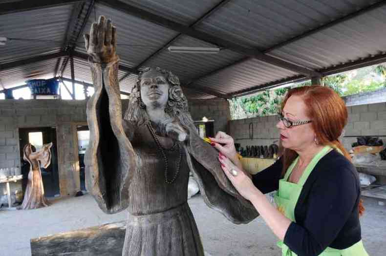 A escultora Eliz Machado d os ltimos retoques na imagem de Clara Nunes(foto: Gladyston Rodrigues/EM/D.A Press)