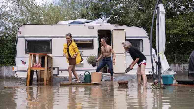 Uma rea de acampamento inundada em Ottenbach, na Sua(foto: EPA)