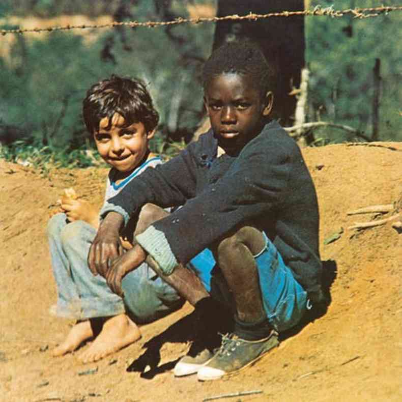 A foto dos meninos  beira da estrada de terra faz parte do %u201Crepertrio%u201D do cultuado Clube da Esquina