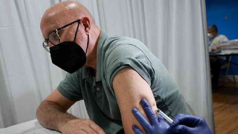 Homem toma vacina contra varíola dos macacos