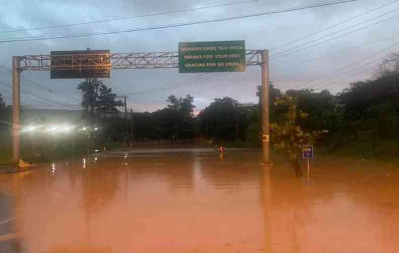 Pontos de alagamento foram registrados em Santa Luzia, na Grande BH, durante temporal deste domingo (7/2)(foto: Reproduo/Redes Sociais)