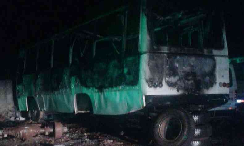 Ônibus incendiado no pátio da prefeitura de Itanhandu(foto: Reprodução da internet/WhatsApp)