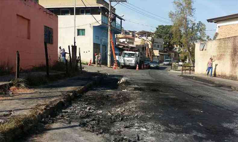 Local onde nibus foi incendiado no Justinpolis. Equipe faz reparos na rede eltrica(foto: Paulo Filgueiras/EM/DA Press)