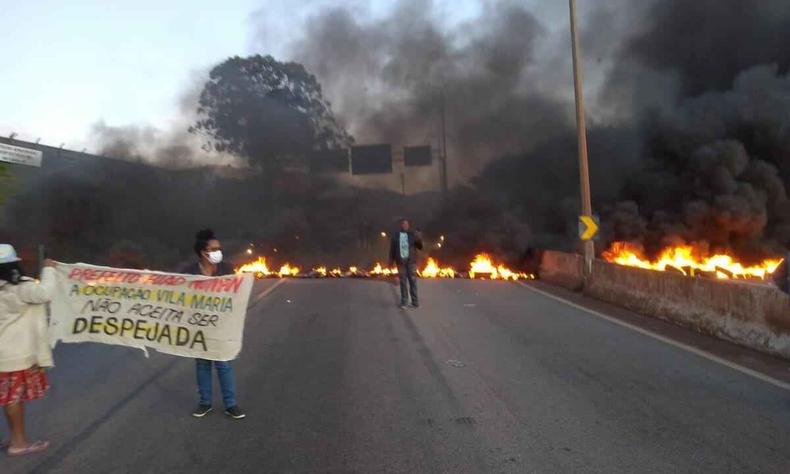Pneus incendiados interditam Anel Rodovirio na Regio Oeste de Belo Horizonte