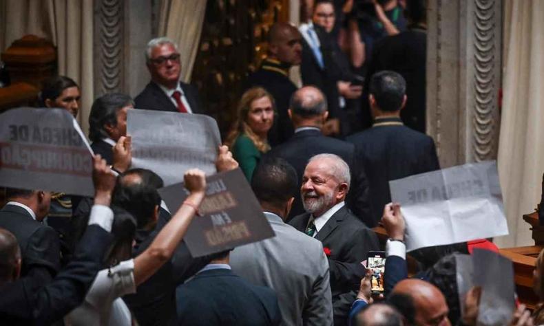 Lula em meio a protestos em portugal