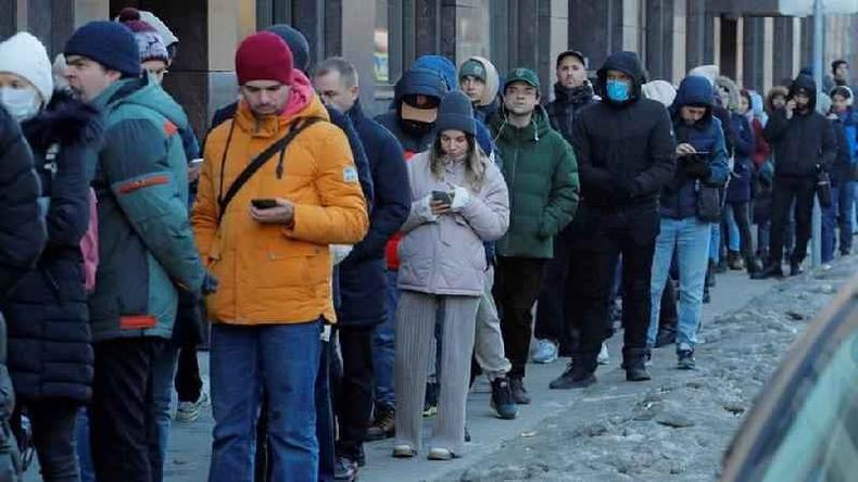 Fila para usar caixa eletrônico em São Petersburgo, na Rússia, no último domingo(foto: Reuters) Fila para usar caixa eletrônico em São Petersburgo, na Rússia, no último domingo
