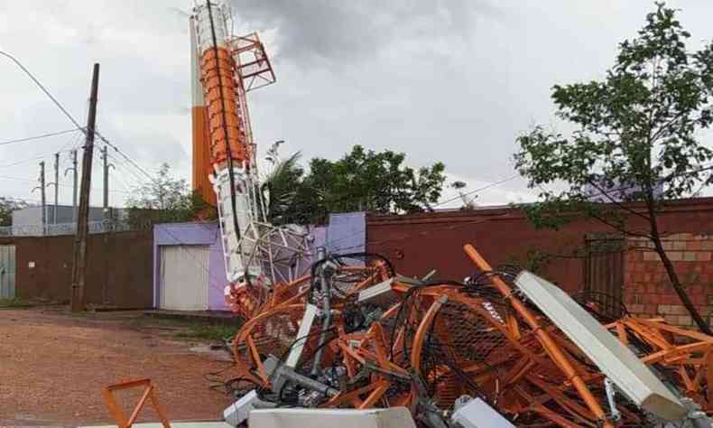 Imagem mostra torre de telefonia que foi derrubada pelo vento