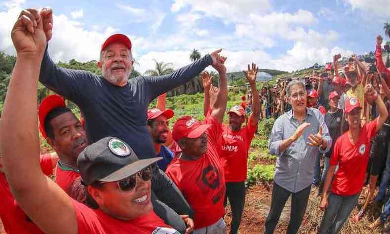 Lula foi carregado pelos trabalhadores rurais no acampamento mineiro(foto: Ricardo Stuckert)