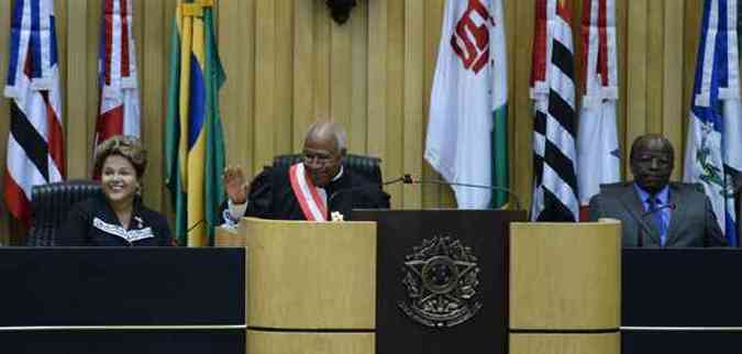 O primeiro presidente negro do Tribunal Superior do Trabalho (TST), Carlos Alberto Reis de Paula, tomou posse hoje com a presena da presidente Dilma Roussef e do presidente do STF, Joaquim Barbosa(foto: Fabio Rodrigues Pozzebom/ABr )