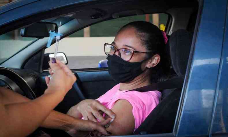 Erika Cristiane Silva, de 30 anos, foi vacinada nesta segunda-feira (16/8) contra a COVID-19(foto: Leandro Couri/EM/D.A Press)