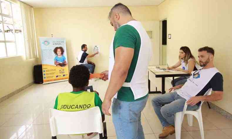 Projeto beneficia 120 crianas e adolescentes com atendimento oftalmolgico e de sade bucal(foto: Edsio Ferreira/EM/D.A Press)
