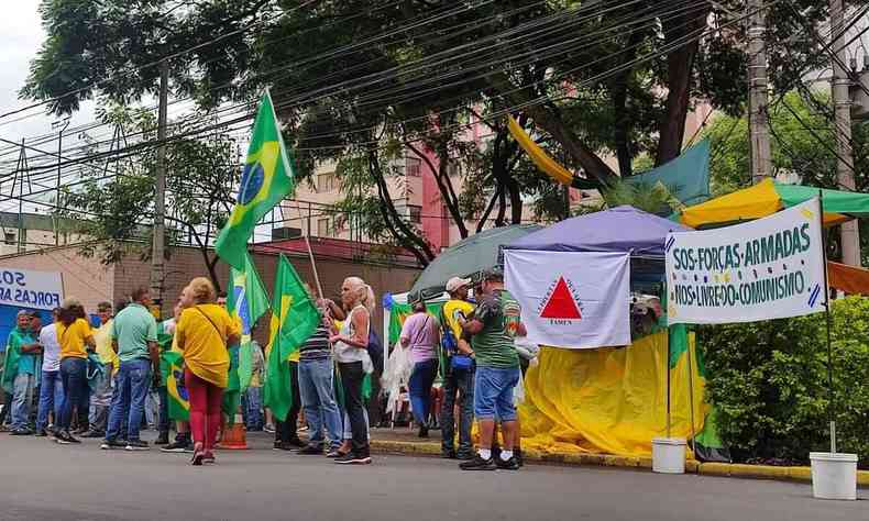 Bolsonaristas protestam com barracas no Barro Preto, em BH