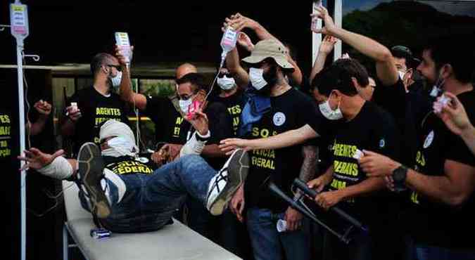 Policiais protestam em frente  superintendncia da PF na Lapa(foto: Marcelo Camargo/Agncia Brasil)