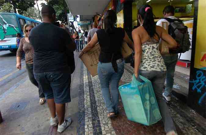 Consumidores levam suas compras na Rua Curitiba, no Centro de Belo Horizonte(foto: Cristina Horta/EM/D.A Press)