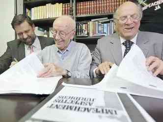 Carlos Sampaio, Hlio Bicudo e Reale Jr. registram documento em cartrio de So Paulo: crticas ao STF(foto: CLAYTON DE SOUZA/ESTADO CONTEDO)