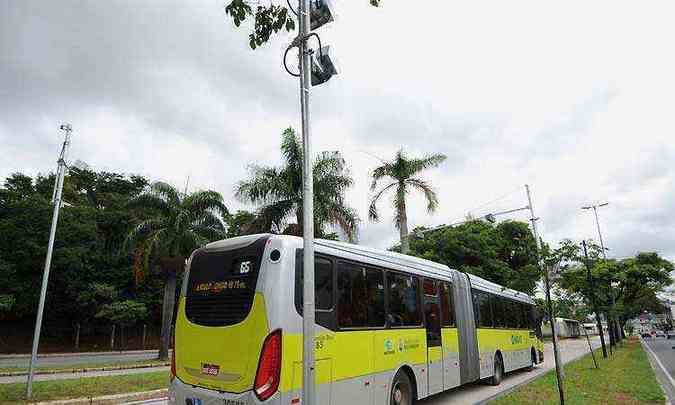 Radar em funcionamento na pista central da Avenida Antnio Carlos(foto: Leandro Couri/EM/D.A Press)