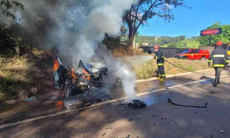 acidente BR-356: esquipes apagam fogo em carro totalmente destrudo
