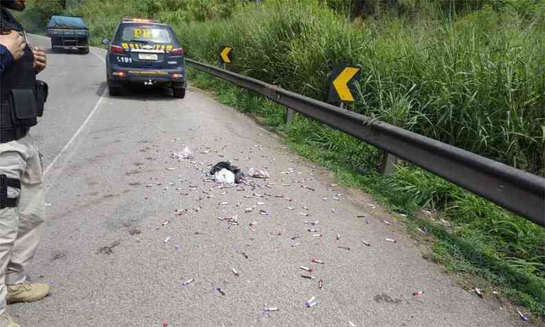 Ampolas estavam jogadas na rodovia e algumas quebraram(foto: Polícia Rodoviária Federal/Divulgação)