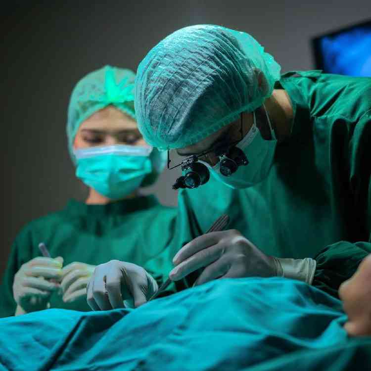 Médicos fazendo cirurgia