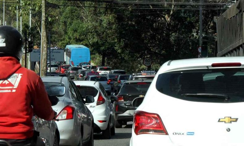 Imagem de um trnsito pesado em Belo Horizonte